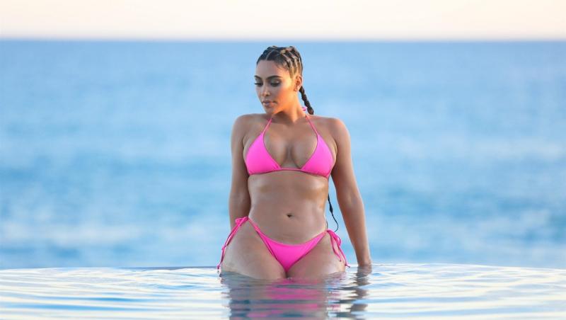 Kim Kardashian a postat de curând pe contul său de Instagram o fotografie care i-a făcut pe fani să creadă că a rneunțat la implanturile fesiere.