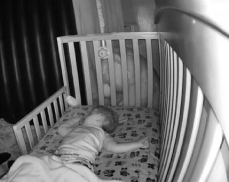 O mamă a montat camere de supraveghere în dormitorul bebelușului, dar când a privit imaginile a descoperit un lucru bizar