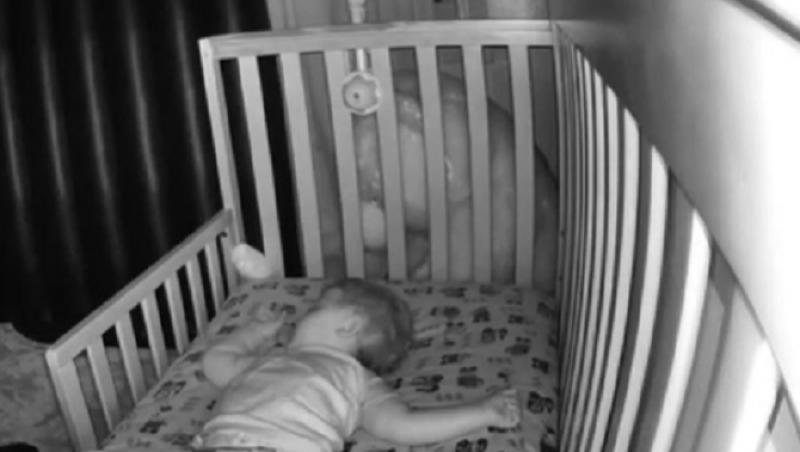 imaginile surprinse in camera unui bebelus, pe timpul noptii