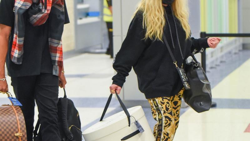 Madonna, surprinsă la aeroport alături de noul ei iubit, cu 36 de ani mai tânăr. Cum arată Ahlamalik Williams