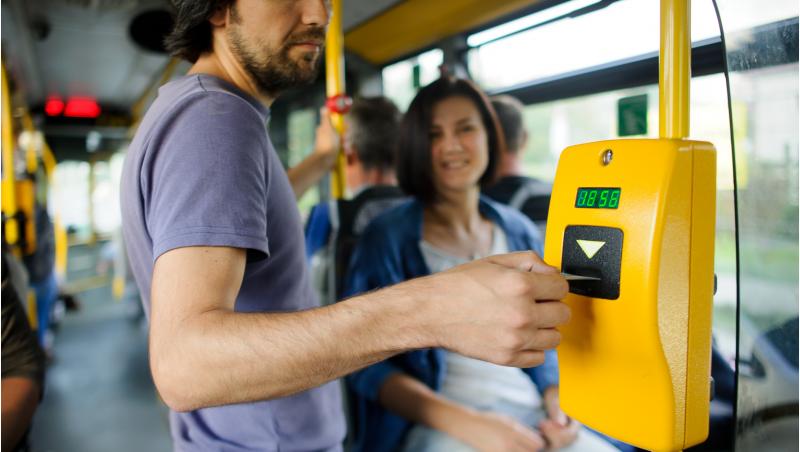 Clujenii pot obţine un bilet de autobuz gratuit, în schimbul a 20 de genuflexiuni