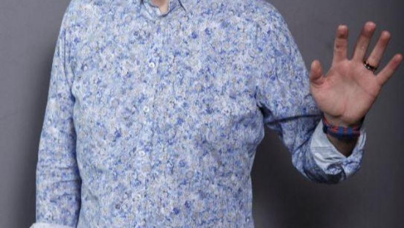Dan Negru, într-o cămașă albastră