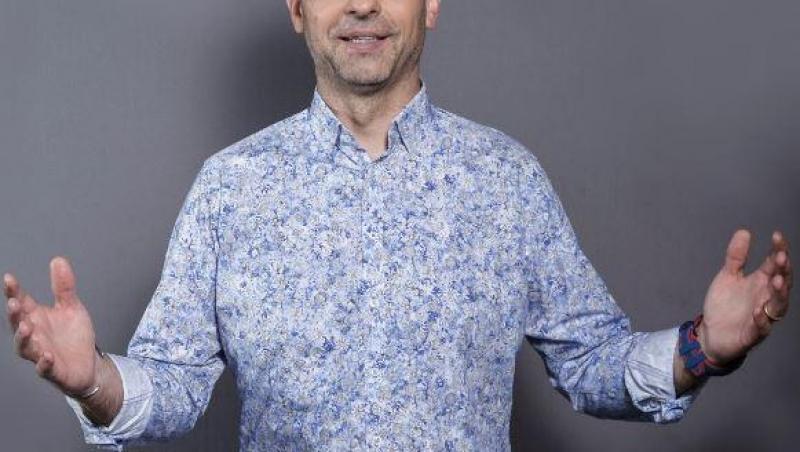 Dan Negru, într-o cămașă albastră