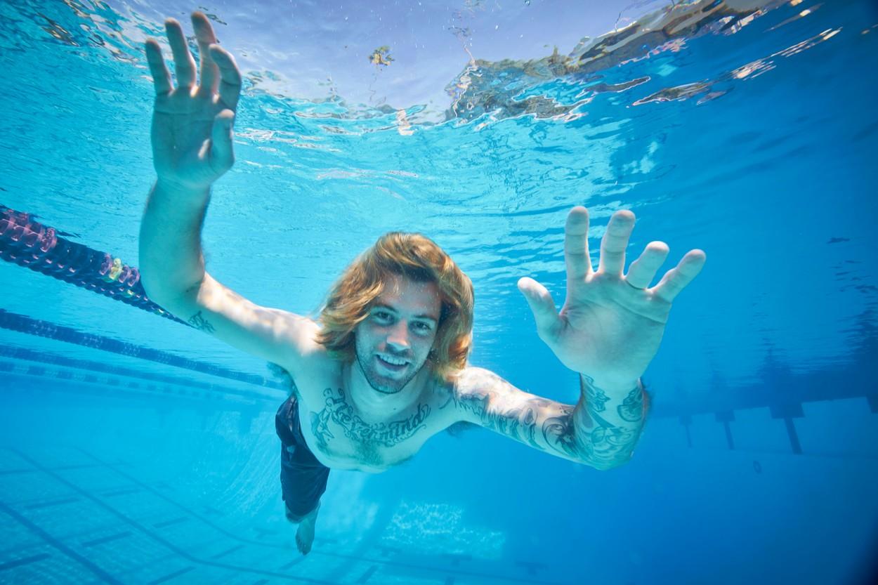 Spencer Elden, la maturitate, când a recreat coperta albumului "Nevermind" a trupei Nirvana, 25 de ani mai târziu