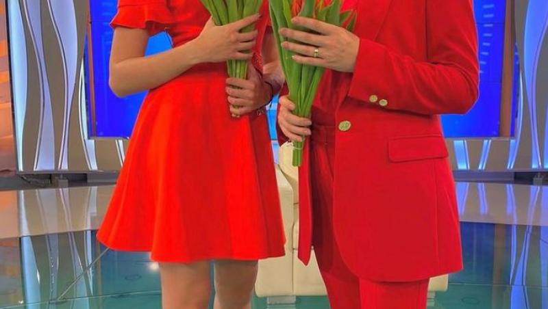 Mirela Vaida și Cosmina Adam în costume roși