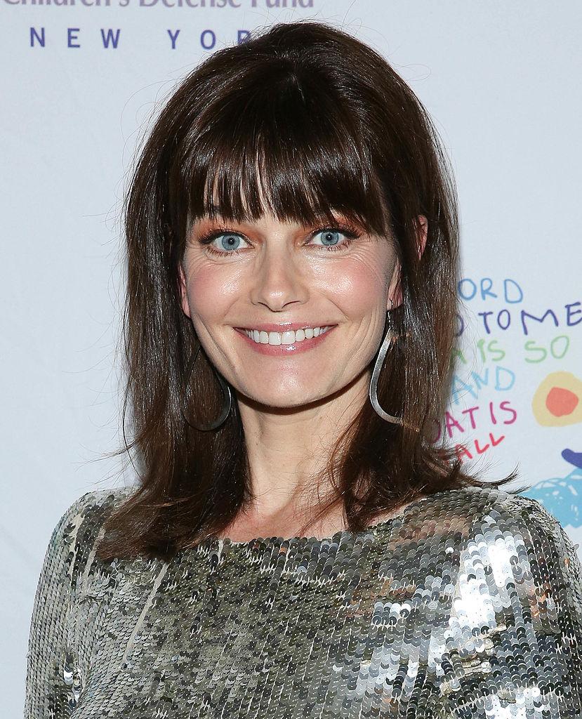 Paulina Porizkova, imbracata intr-o rochie argintie