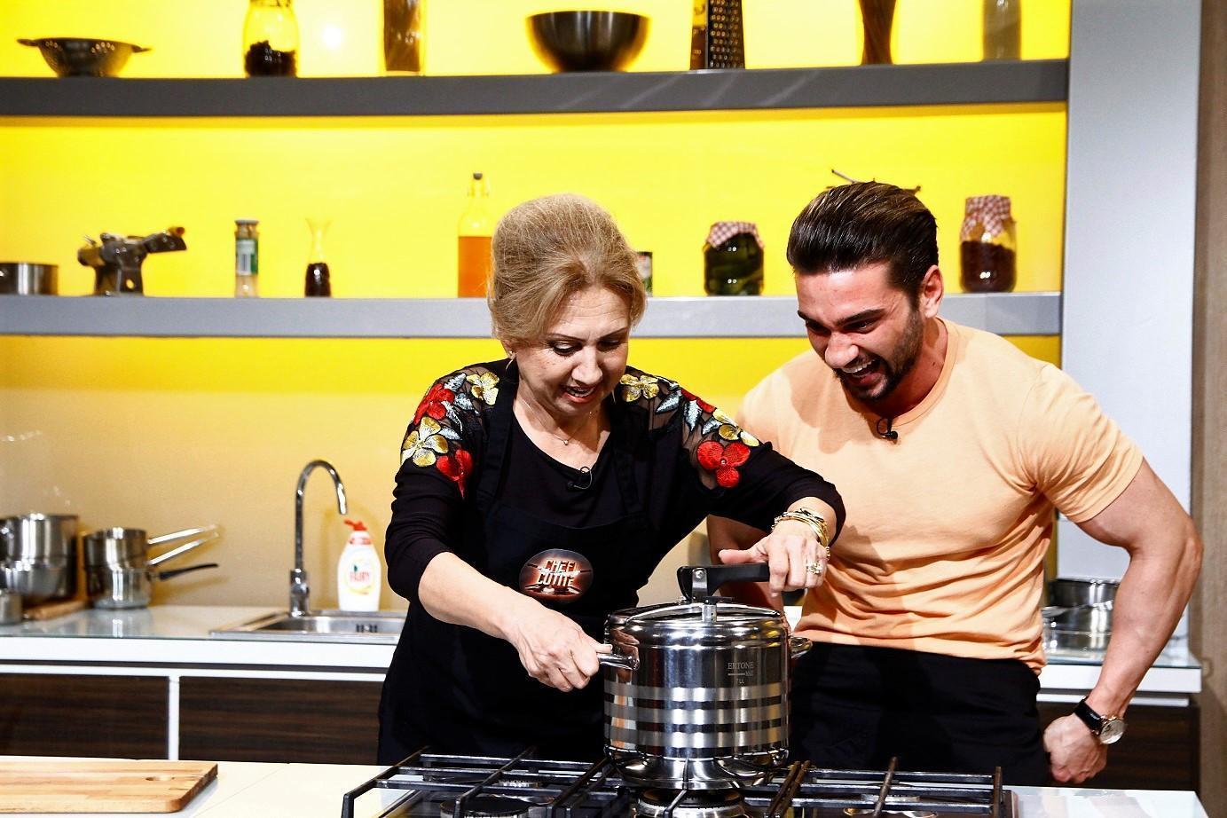 Dorian Popa și mama lui în platoul Chefi la cuțite, gătesc