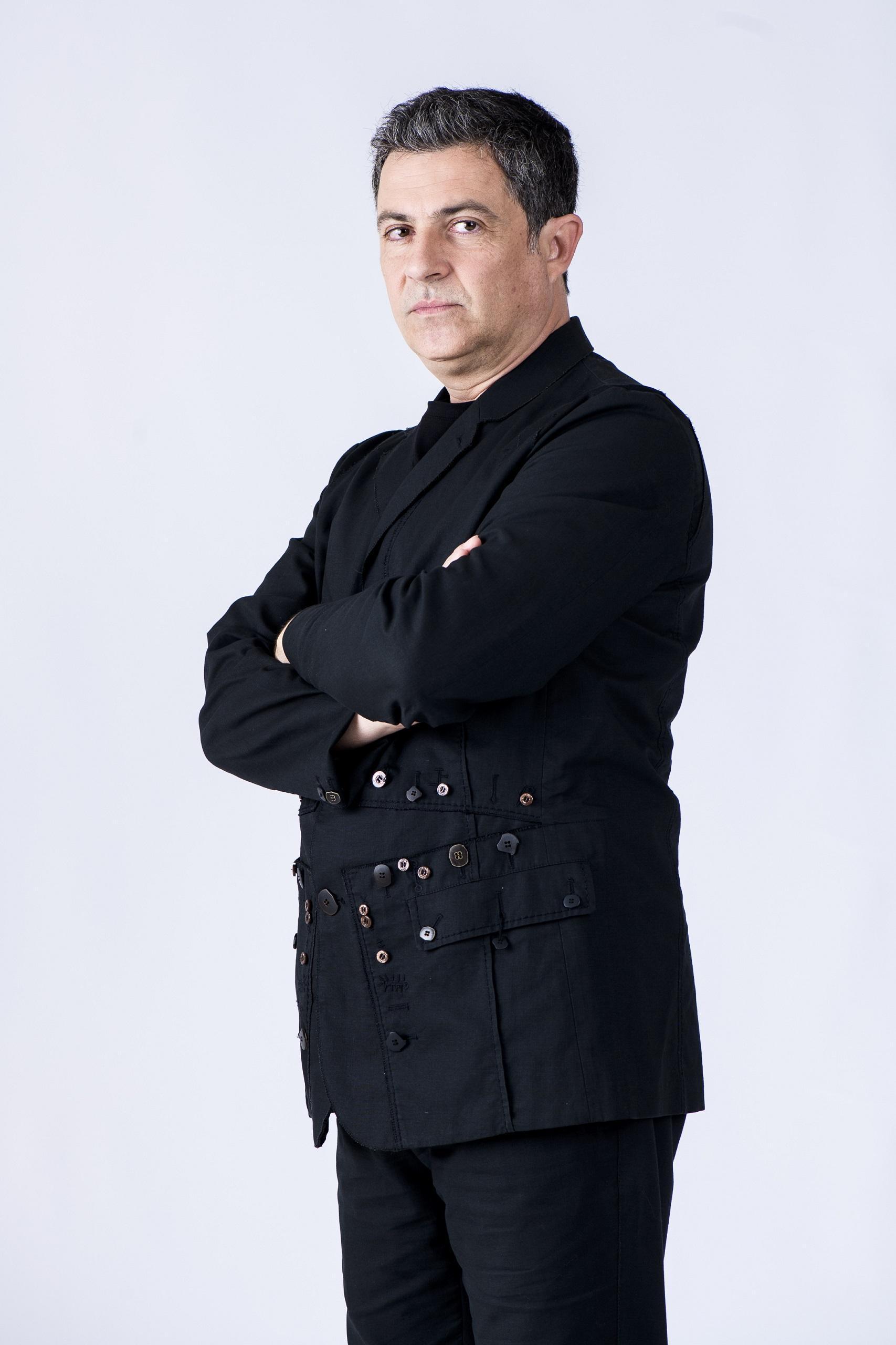 Mihai Călin în costum negru