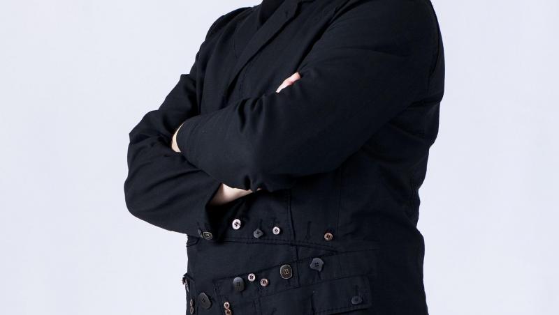 Mihai Călin în costum negru