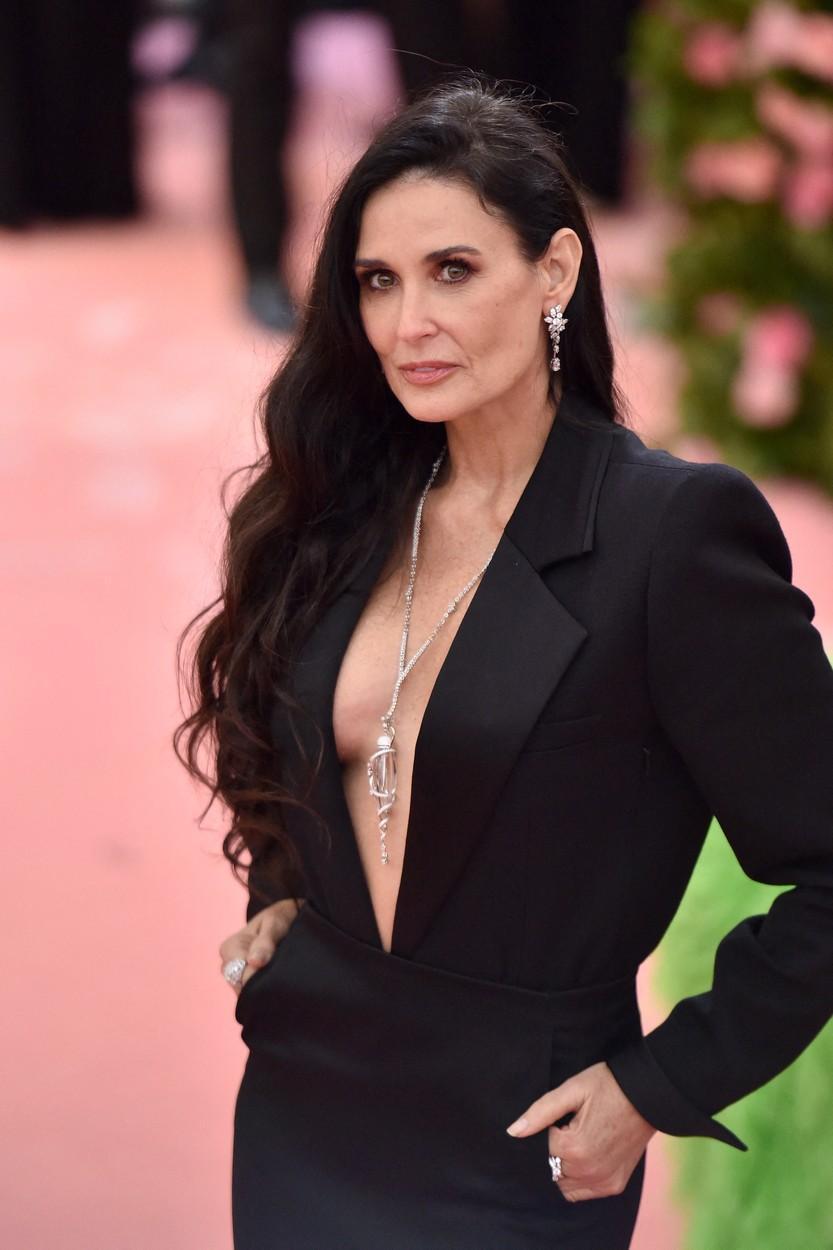 Demi Moore într-o rochie neagră si cu decolteu generos, pe covorul roșu