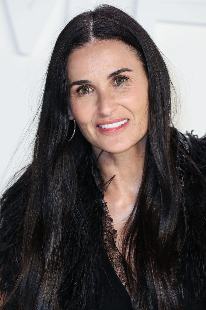 Demi Moore zâmbește