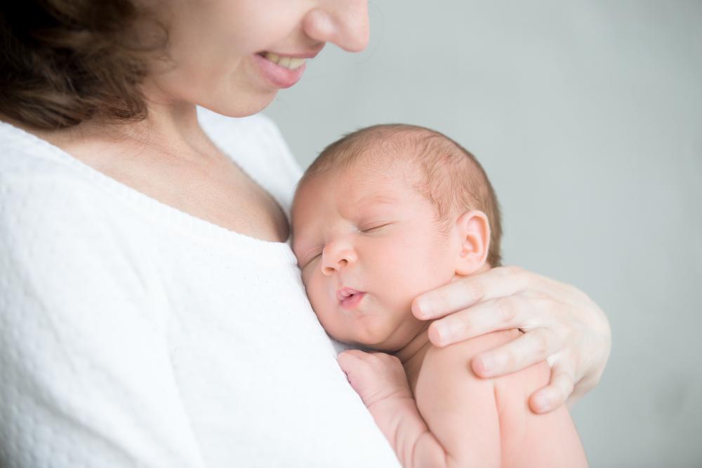 Un bebeluș a supraviețuit miraculos, după ce a stat singur câteva zile. El a fost găsit pe pieptul mamei lui, care decedase