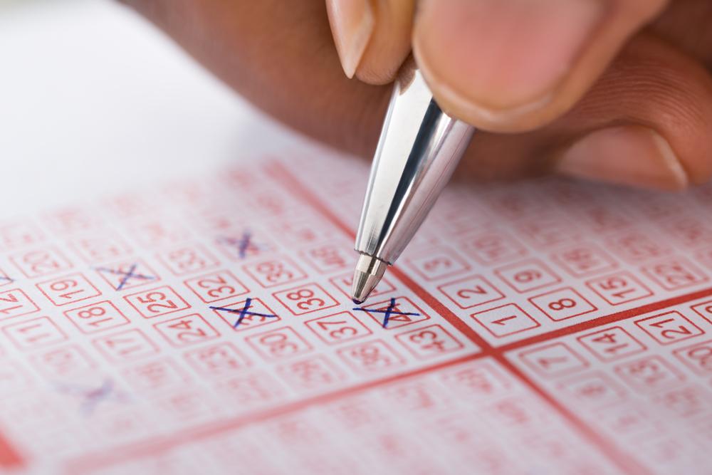 Un bărbat a jucat la loto aceleași numere timp de 30 de ani, iar norocul i-a surâs, în sfârșit. E milionar. Ce va face cu banii