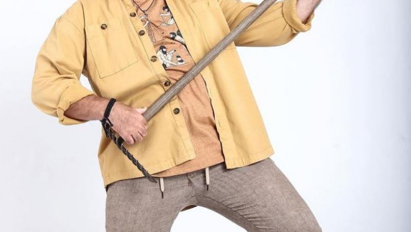 Bogdan Talașman în cămașă galben și pantaloni maro