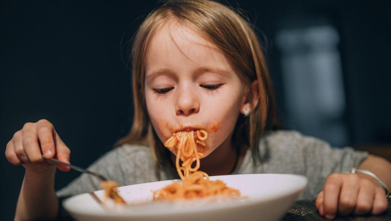 imagine cu o fetita mancand spaghete