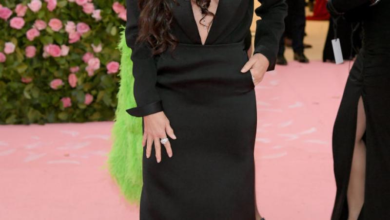 Demi Moore, într-o rochie neagră, lungă, decoltată, la Met Gala