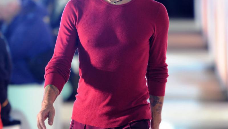 Marc Jacobs, îmbrăcat în bluză roșie și pantaloni vișinii, la un eveniment public