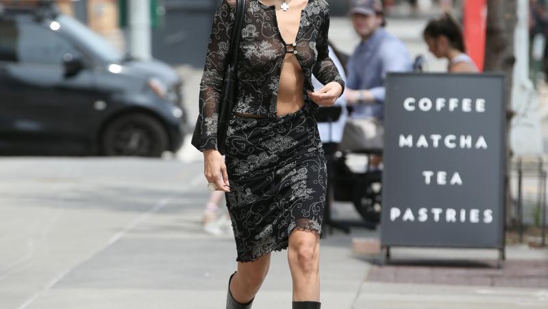 Bella Hadid s-a plimbat pe străzile din New York într-o ținută îndrăzneață. Și-a lăsat, din nou, bustul la vedere