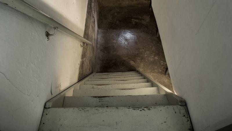 imagine cu subsolul unei case si scari