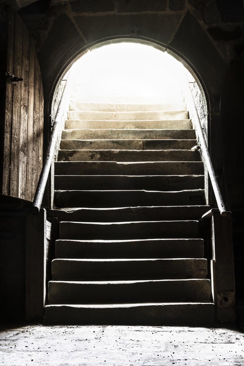imagine cu scarile din subsolul unei case