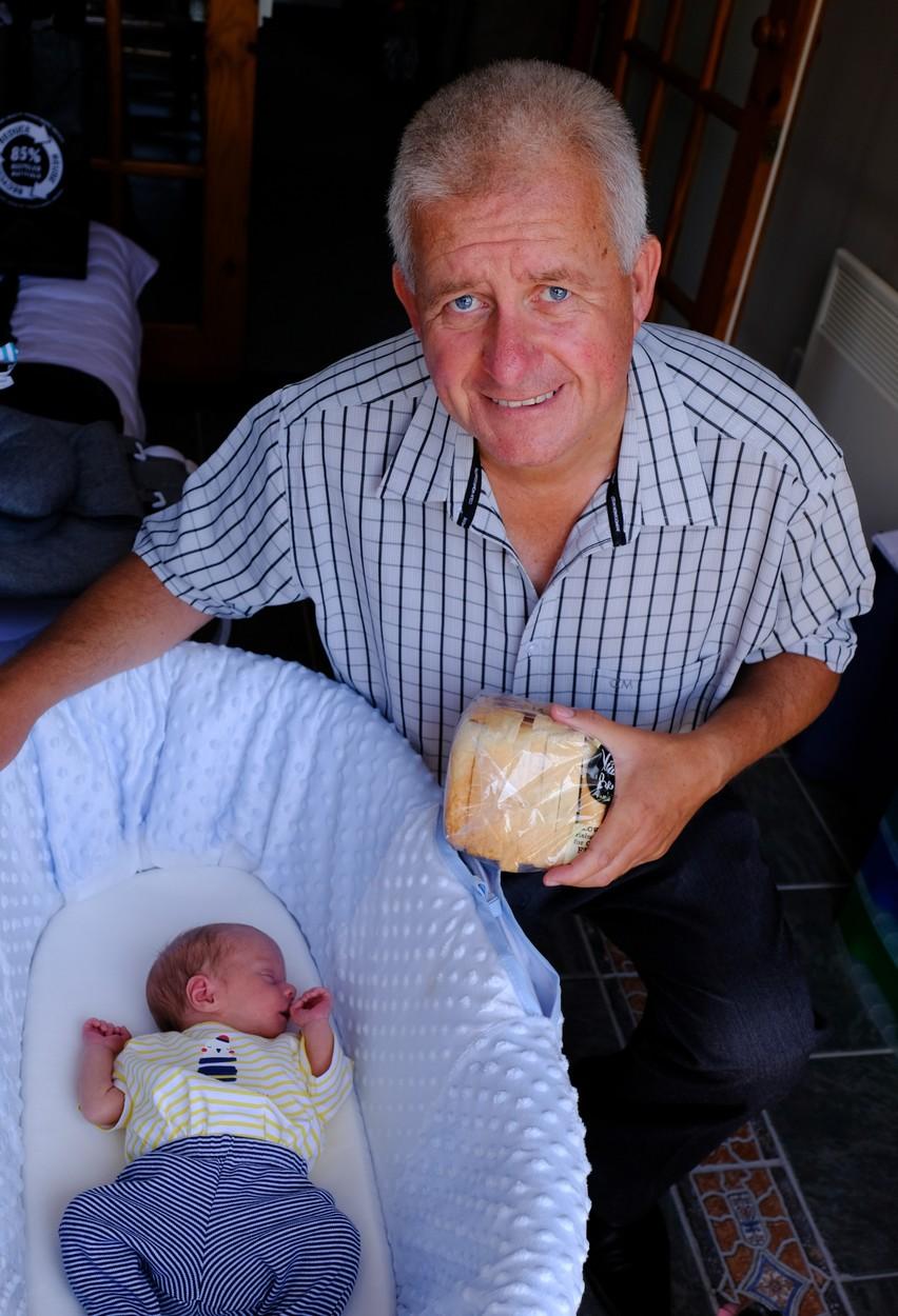 Stephen, care ține o pâine în mână, și copilul lor