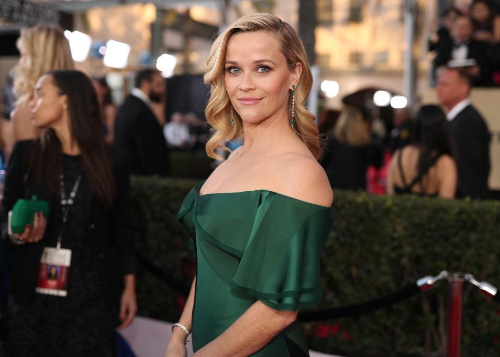 Reese Witherspoon, imbracata intr-o rochie verde, fara umeri, cu parul desprins