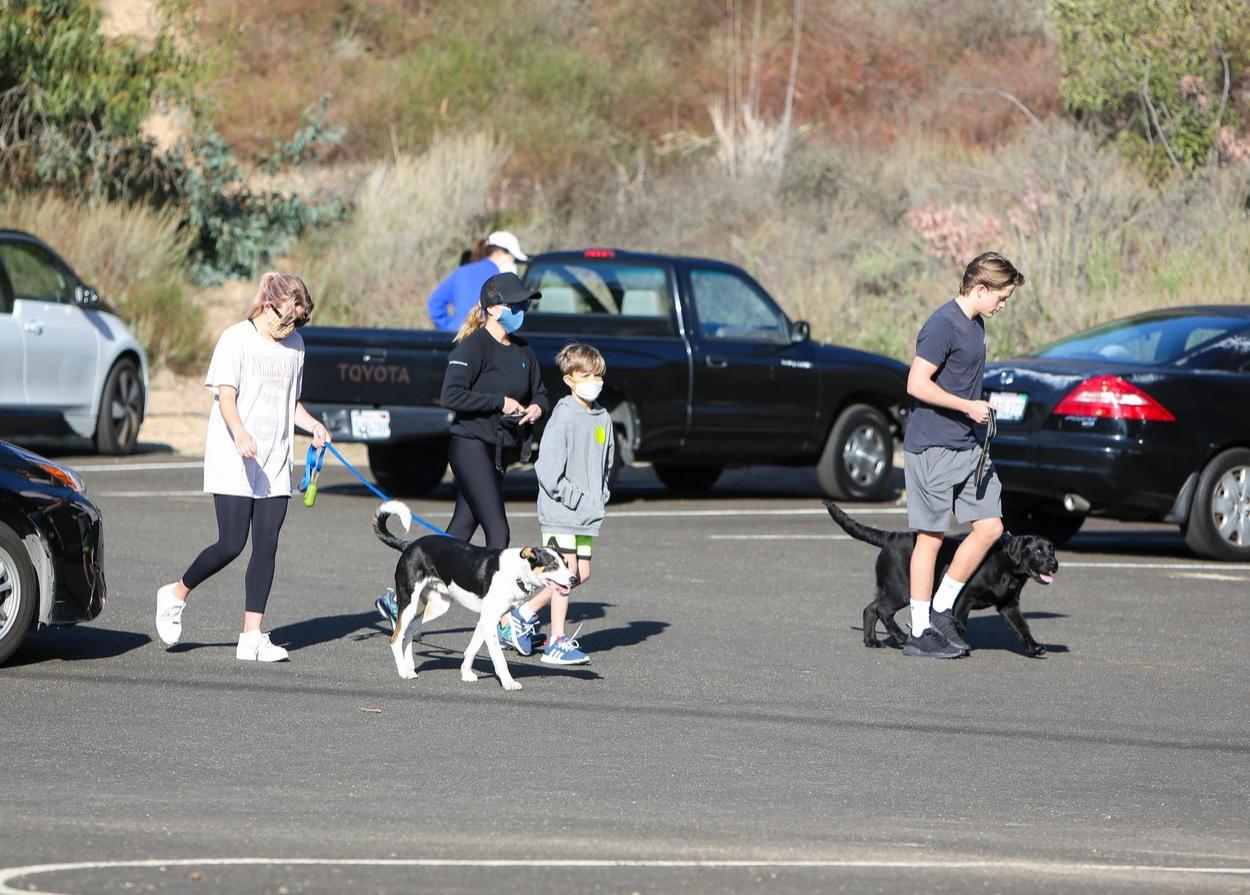 Reese Witherspoon, imbracata casual, impreuna cu copiii ei si cateii