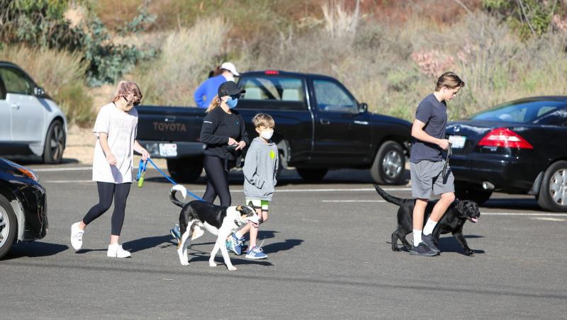 Reese Witherspoon, la o plimbare, cu copiii ei