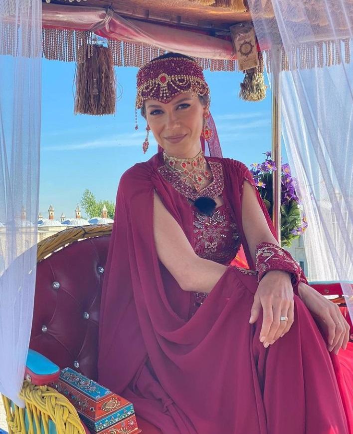 Irina Fodor într-un costum tradițional din Turcia