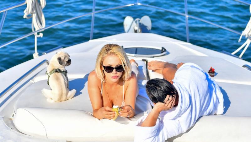 Courtney Stodden, ”Mireasa Minoră”, fotografiată pe yacht alături de iubitul milionar. A purtat o rochie fără lenjerie pe dedesubt