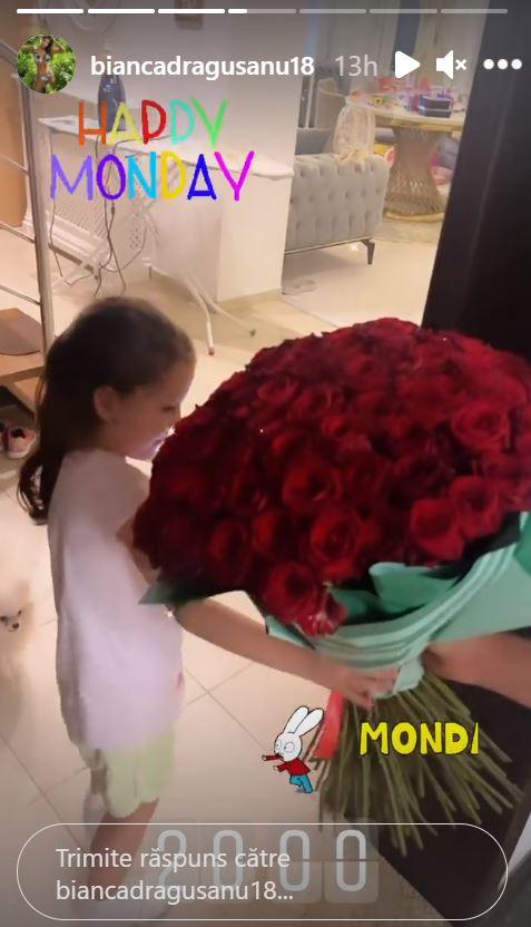 Sofia, fiica Biancăi Drăgușanu, cu un buchet de trandafiri roșii