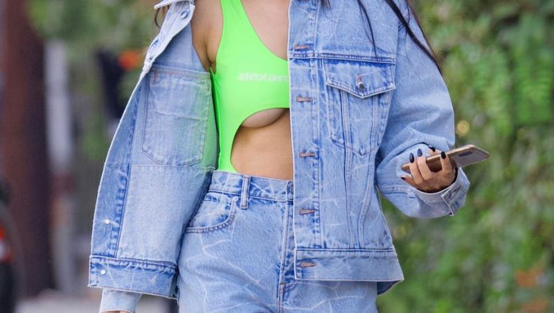 Megan Fox a atras toate privirile îmbrăcată într-un body neon cu decupaj, care a lăsat multe la vedere. Cum a ieșit pe stradă