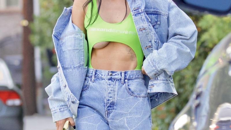 Megan Fox a atras toate privirile îmbrăcată într-un body neon cu decupaj, care a lăsat multe la vedere. Cum a ieșit pe stradă