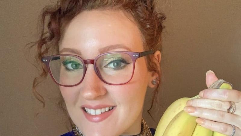 Katie Elizabeth Brenneman tinand in maini niste banane