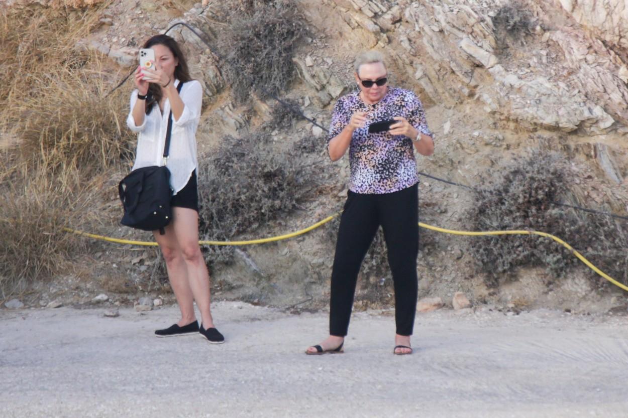 Charlize Theron, poze din vacanța în Grecia. Mama ei poartă ochelari de soare