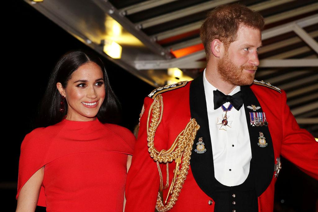 Meghan Markle și Prințul Harry, îmbrăcați în roșu