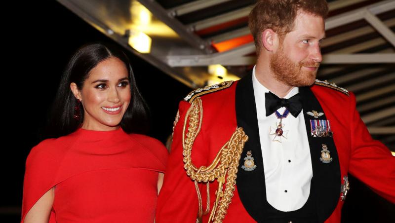 Meghan Markle și Prințul Harry, îmbrăcați în roșu