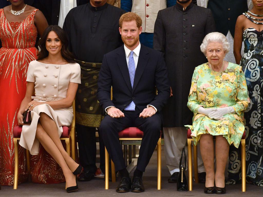 Meghan Markle, Prințul Harry și Regina Elisabeta a II-a, pe scaune