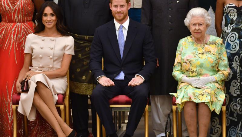 Meghan Markle, Prințul Harry și Regina Elisabeta a II-a, pe scaune