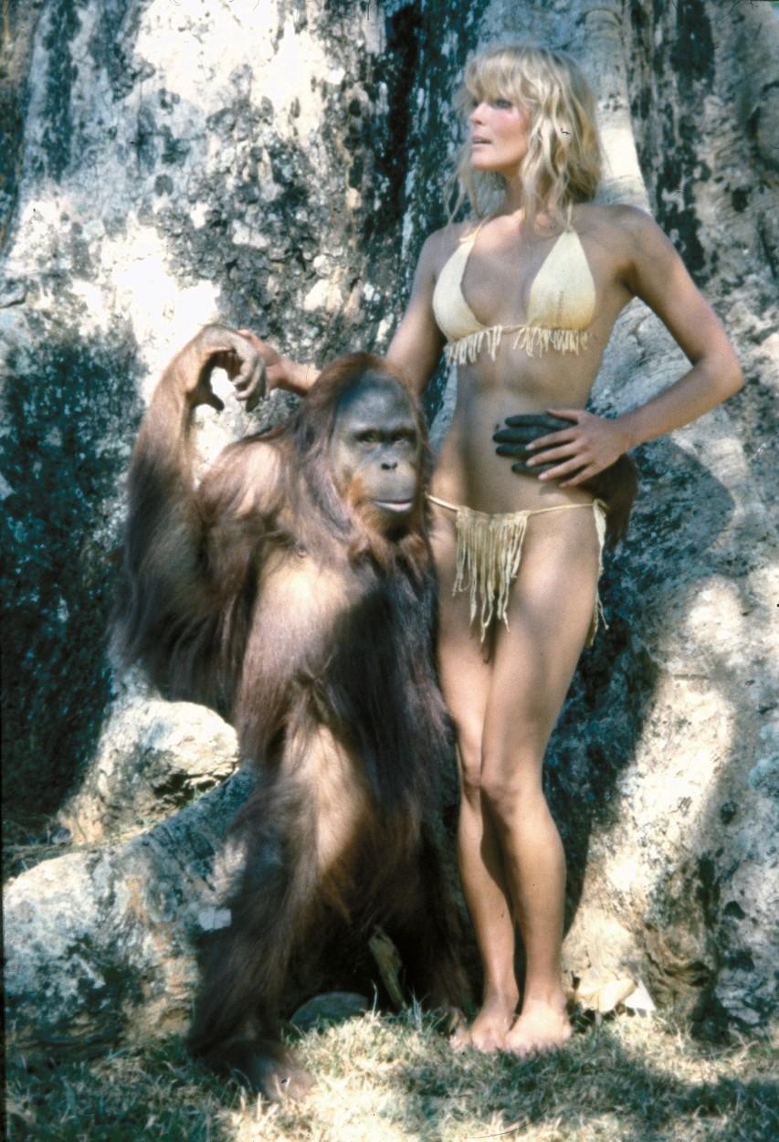 bo derek in costum de baie cu o maimuta in filmul tarzan