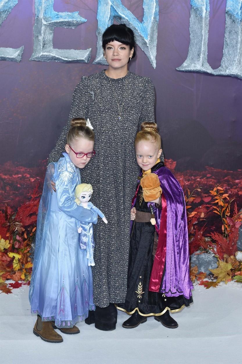 lily allen la premiera unui film alaturi de fiicele ei imbracate in printese