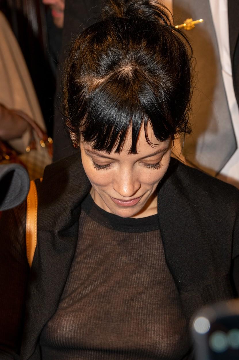 lily allen int-ro tinuta all black, isi acopera bustul