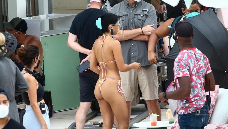 Camila Mendes, frumoasa actriță de origine americană, cunoscută pentru rolul ei din serialul Riverdale, i-a lăsat pe toți cu gura căscată atunci când a apărut la filmările pentru un nou film într-un bikini minuscul.