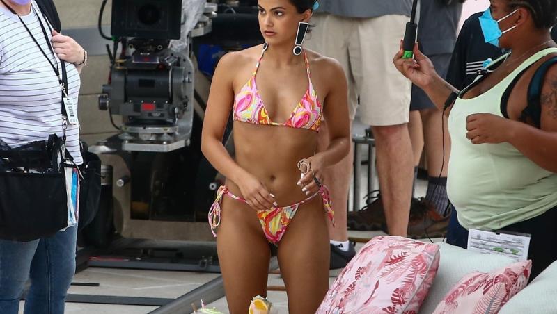 Frumoasa brunetă filmează în prezent pentru filmul “Strangers” care va avea premiera pe Netflix. În noua peliculă, Camila a avut de filmat câteva scene la piscină și a demonstrat că e lipsită de inhibiții și încrezătoare în propriul corp.