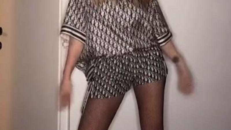Delia, frumoasa jurată iUmor și X Factor, și-a surprins fanii de pe Instagram cu o ținută extrem de sexy, purtând o bustieră albă ce îi pune în valoare pieptul amplu.