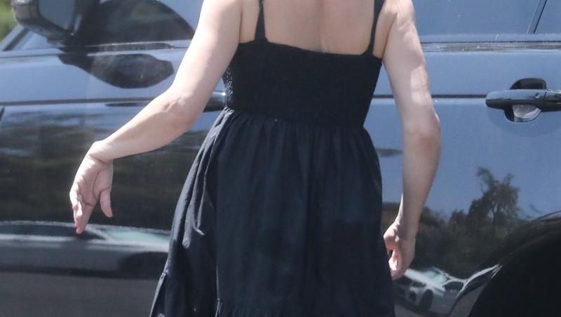 Cameron Diaz, surprinsă recent de paparazzi în câteva fotografii, pe stradă, îmbrăcată în rochie neagră, vaporoasă, de vară