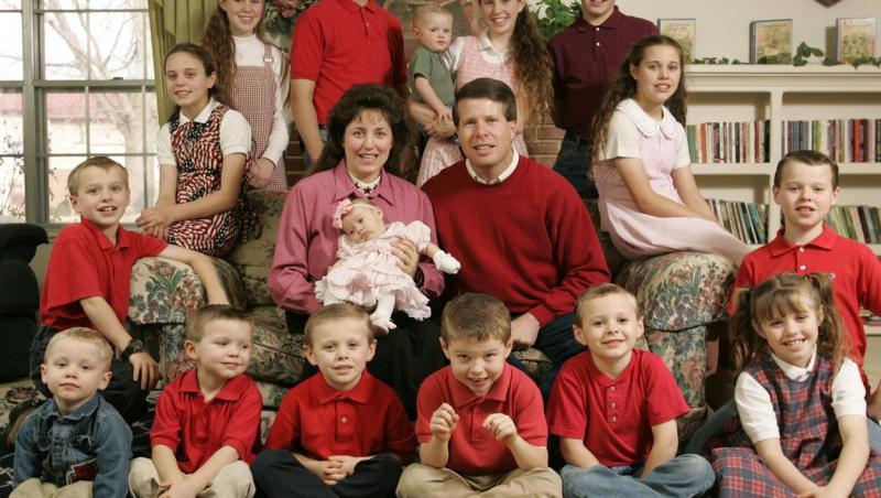 Familia Duggar a devenit faimoasă pentru numărul de membrii ai familiei. Jim Bob și Michelle Duggar au împreună 19 copii și au devenit starurile unui reality show intitulat “19 Kids And Counting”.