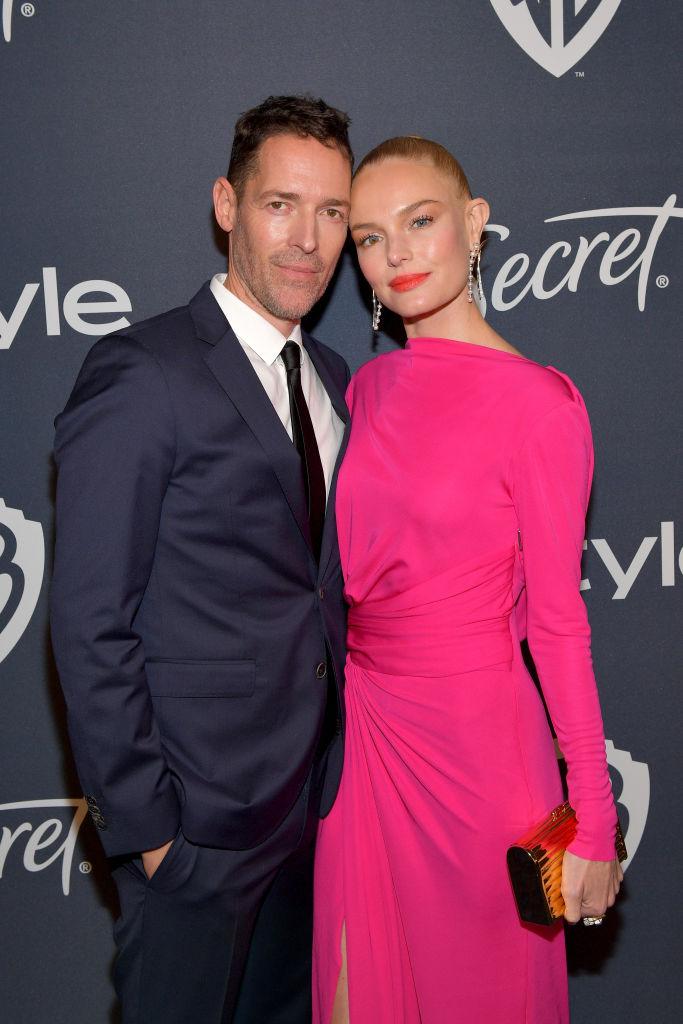 Kate Bosworth și Michael Polish, împreună, îmbrăcați elegant. Ea, în rochie roz, el, în costum