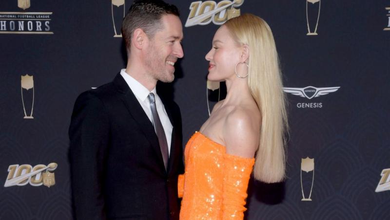 Kate Bosworth și Michael Polish, împreună. Ea, în rochie portocalie, el, în costum