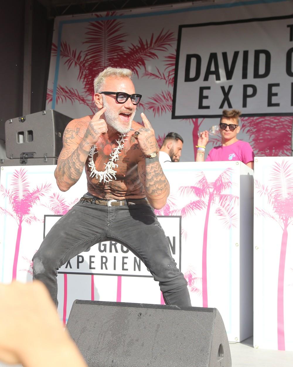 Gianluca Vacchi pe scenă, în timp ce dansează